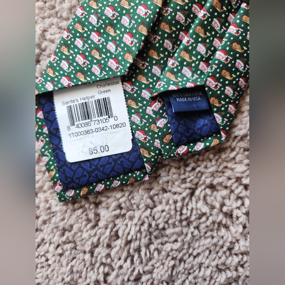 NEW Vineyard Vines Santa's Helper 100% Silk Christmas Green Tie. NWT - Picture 3 of 5